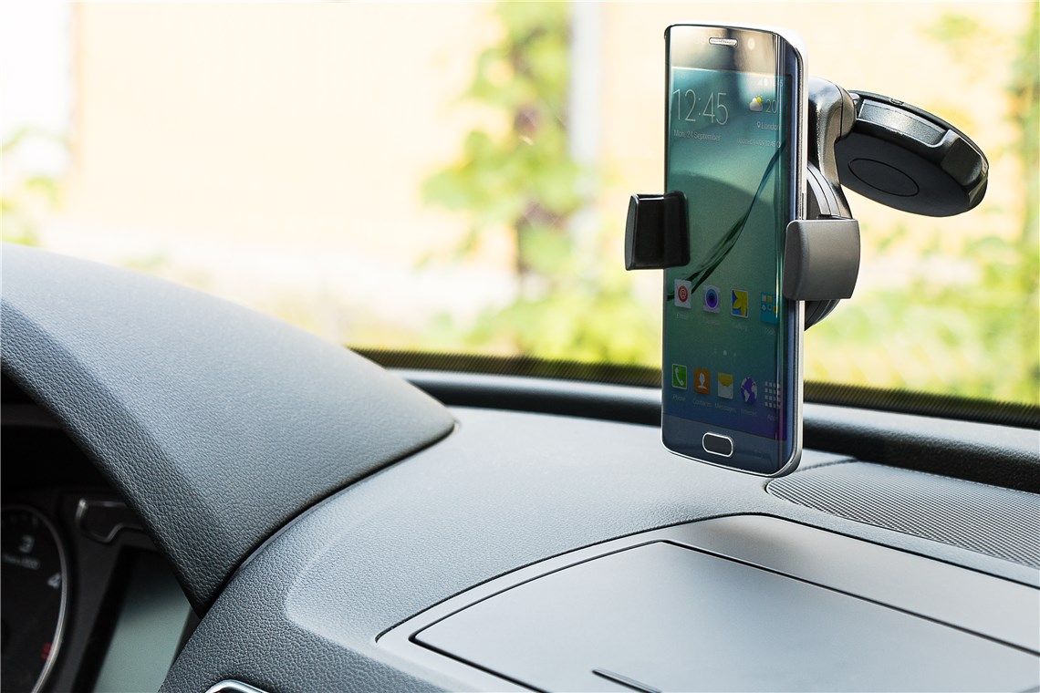 Goobay Saugnapf Smartphone KfZ-Halterung Slim - zur einfachen und sicheren Befestigung im Fahrzeug