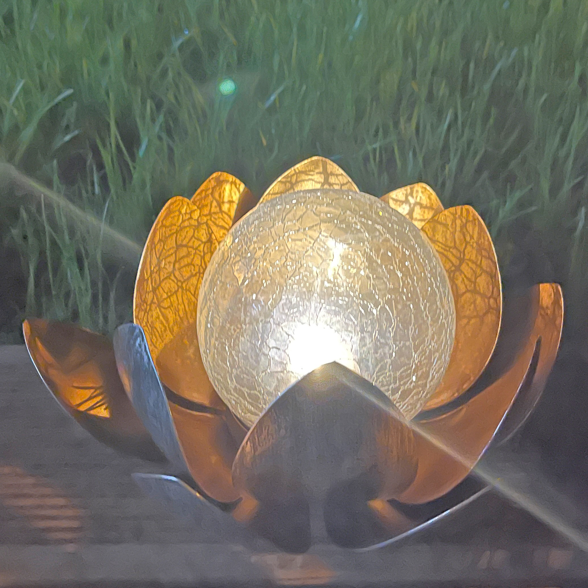Lotusblume Solar LED Gartenlicht mit einer warmweißen LED, Solarpanel und Akku