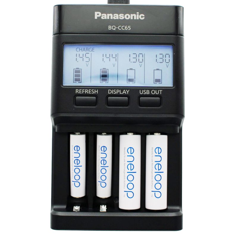 Panasonic eneloop Ladegerät BQ-CC65 inkl. LCD-Display, 4 eneloop Standard AAA Micro und AccuCell Akkubox Blue