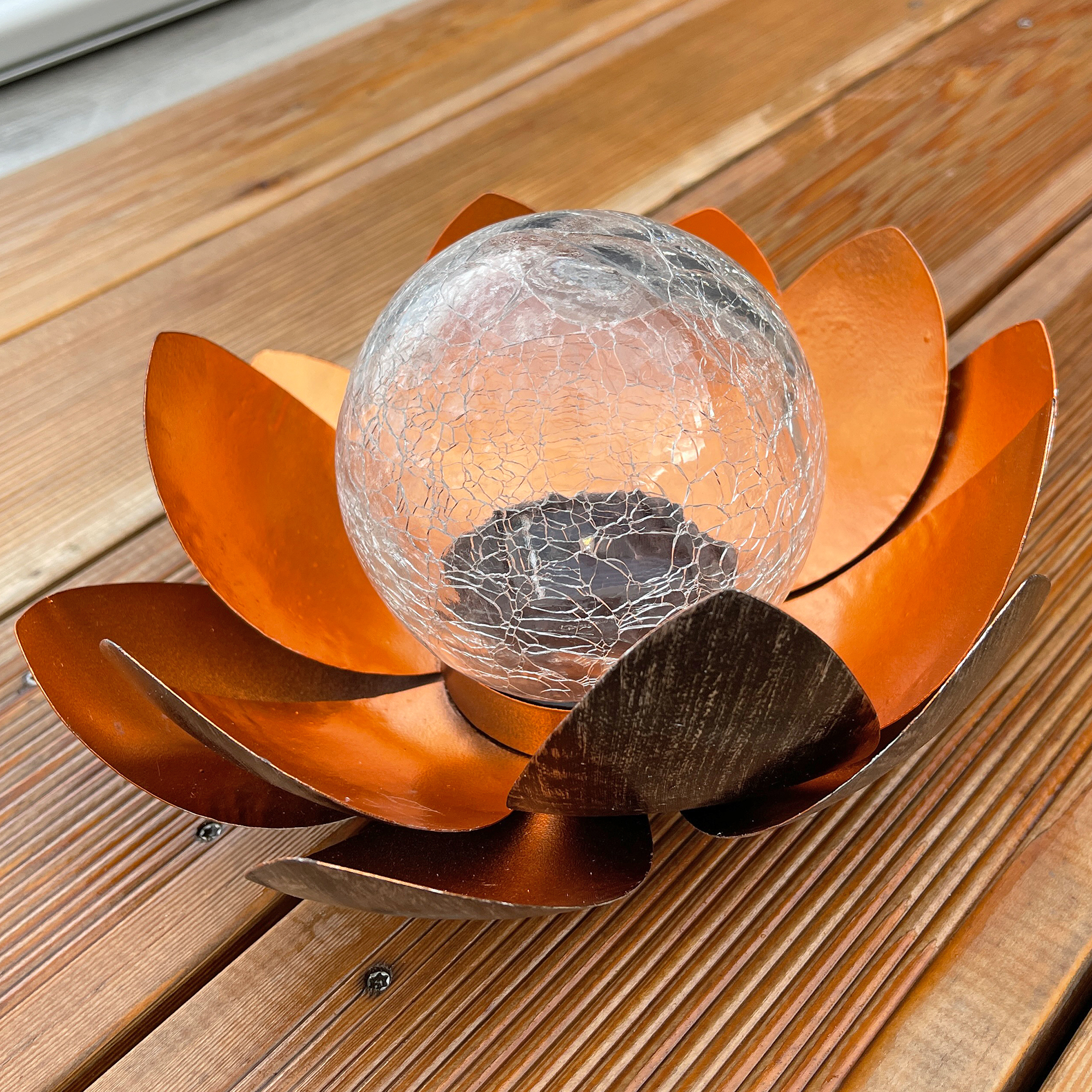 Dekorative Solar Lotusblüte aus Metall mit Glaskugel - angenehm warmweißes Licht - traumhafte Lichteffekte - Bruchglasoptik mit 2x Ersatzakku