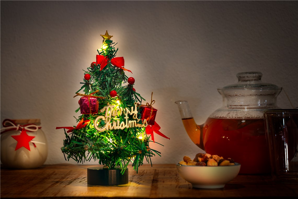 Goobay LED-Mini-Weihnachtsbaum - mit weihnachtlicher Deko, 15 Micro-LEDs in Warmweiß (2700 K) und USB-Kabel 75 cm, Höhe ca. 22 cm