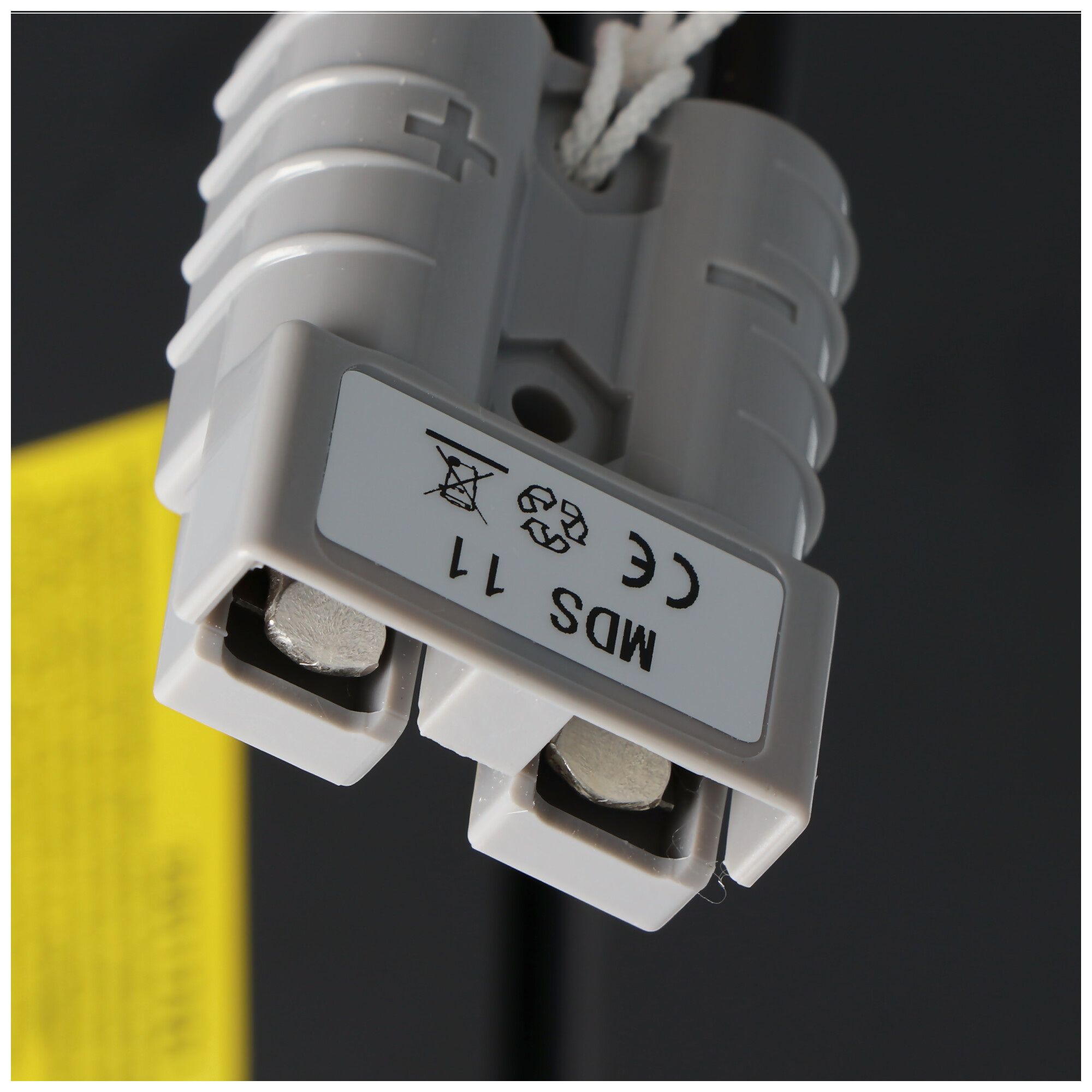 Nachbau Akku exakt passend für den APC-RBC11 Akku vormontiert mit Kabel und Stecker