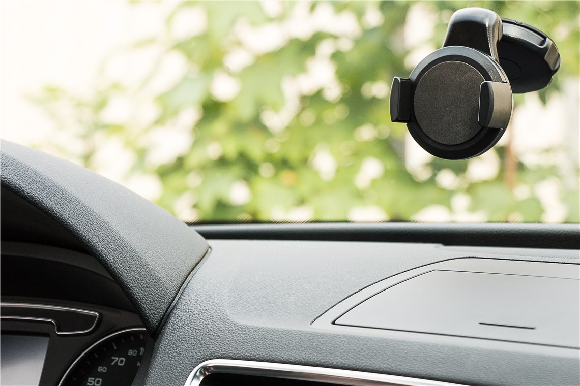 Goobay Saugnapf Smartphone KfZ-Halterung Slim - zur einfachen und sicheren Befestigung im Fahrzeug