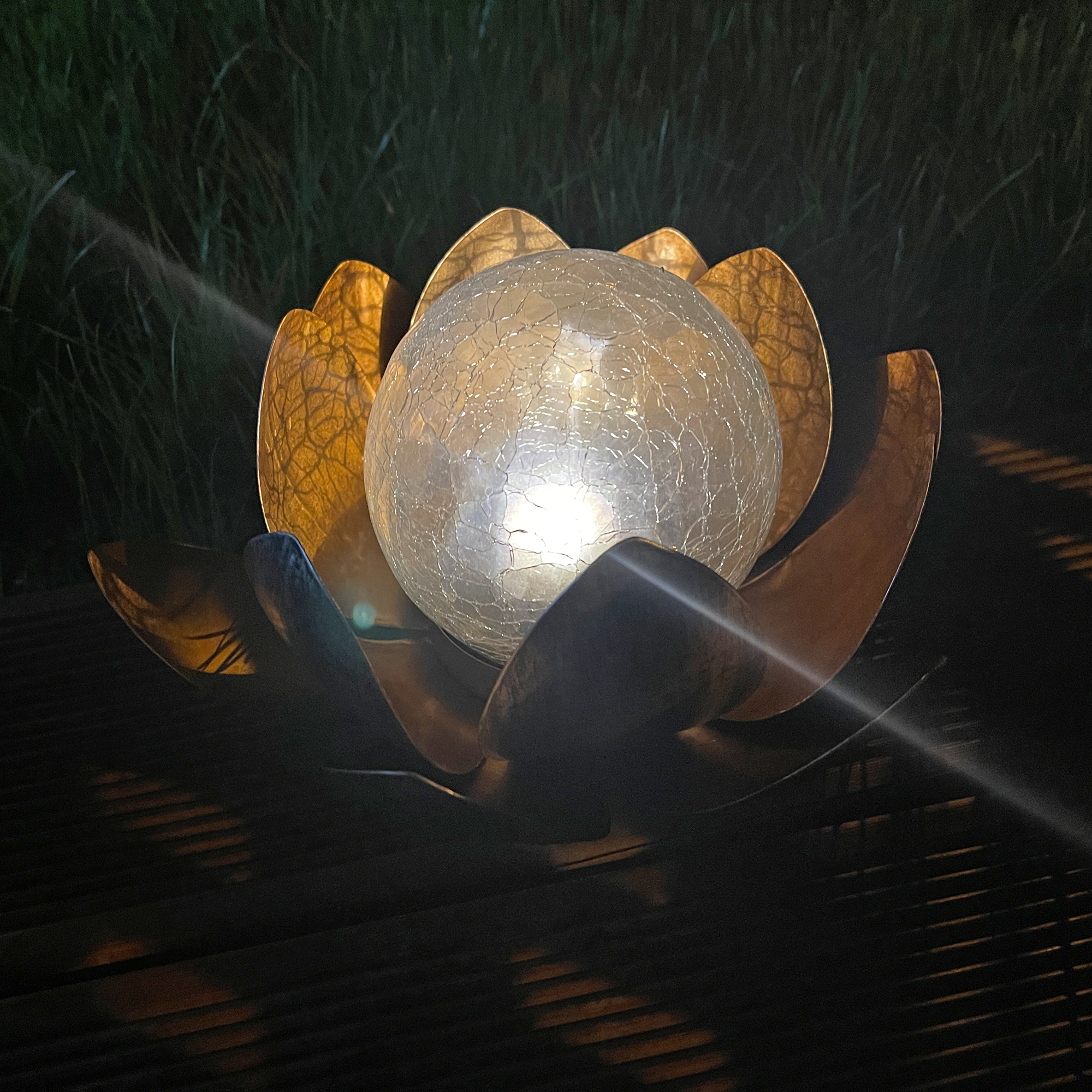 Lotusblume Solar LED Gartenlicht mit einer warmweißen LED, Solarpanel und Akku