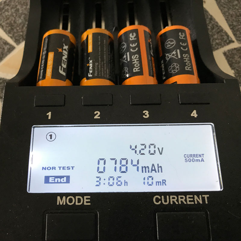 Wiederaufladbarer Arlo-Akku, 3.7 V max. 700mAh Lithium Arlo Batterien mit AccuCell Box, wiederaufladbar, passend für Netgear Arlo-Kamera VMC3030, 3230, 3330, 3430 4 Stück